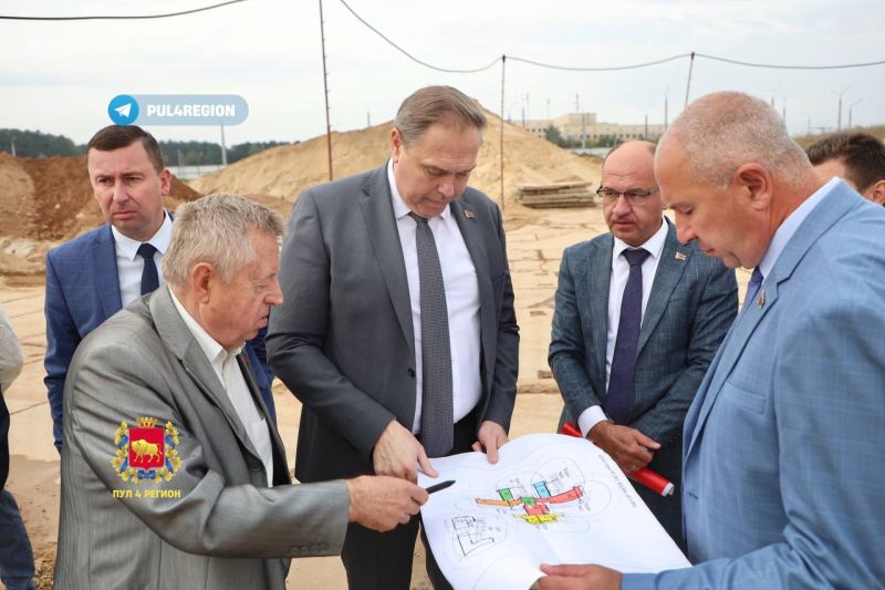 Выполнение поручения Президента - на контроле руководства области! Владимир Караник и Юрий Караев посетили стройплощадку на проспекте Янки Купалы