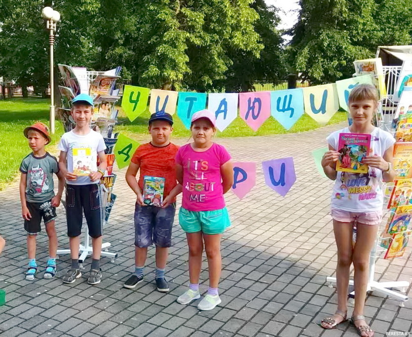 «Территория хорошего настроения»: возле амфитеатра в Большой Берестовице работала молодежная площадка