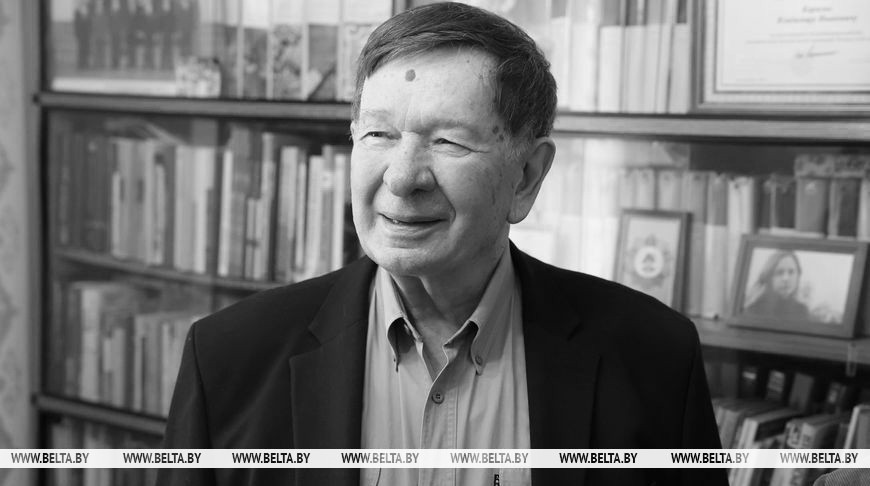 Александр Лукашенко направил соболезнование в связи со смертью народного поэта Беларуси Владимира Каризны
