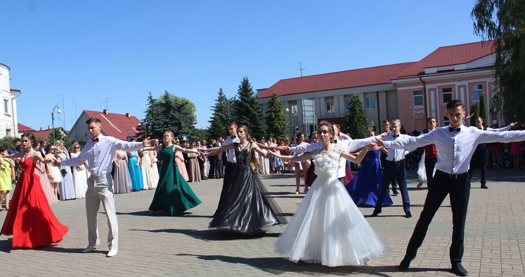 Прощай, школа! Районный праздник чествования выпускников 2018 года  прошел на площади в Большой Берестовице  (Добавлено видео)