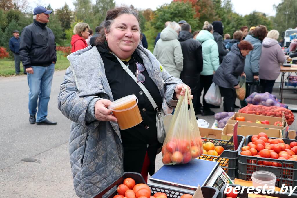 Овощи, зерно и свиная рулька. Репортаж с осенней ярмарки в Большой Берестовице
