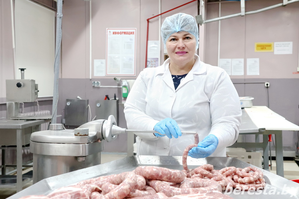 Мастер цеха мясных полуфабрикатов Светлана Парманчук занесена на районную Доску почета Берестовицкого района