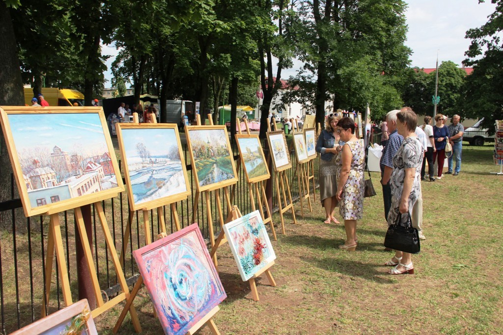 Творчыя людзі Бераставіччыны дэманстравалі свае мастацкія  работы на вулічным вернісажы “Зямля, што дорыць нам натхненне”