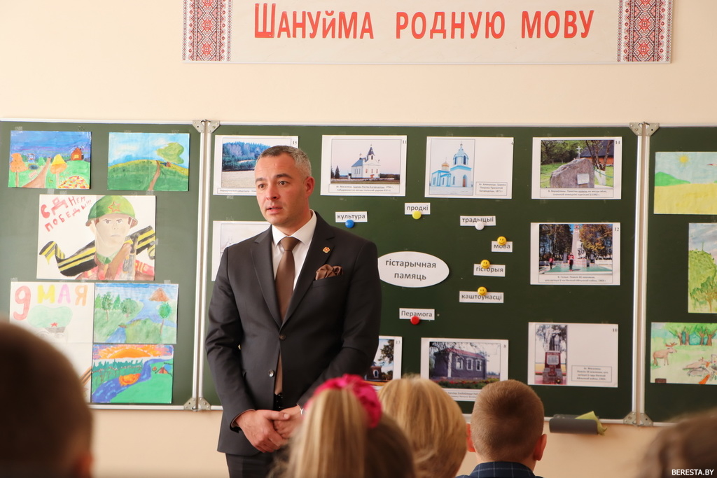В празднике Первого звонка-2022 в агрогородке Олекшицы принял участие заместитель председателя Гродненского облисполкома Виталий Невера