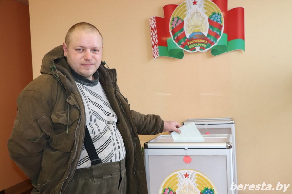В спокойной и деловой обстановке проходит голосование на Конюховском и Массолянском участках