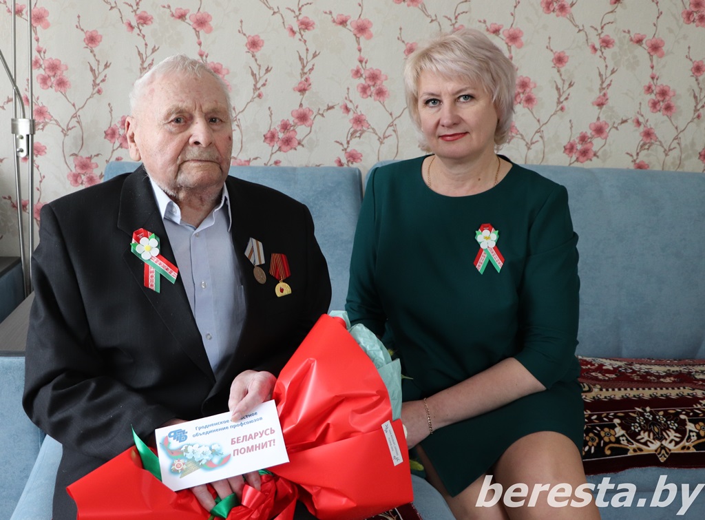 Ветерана войны из Большой Берестовицы Михаила Тихонова поздравило Гродненское областное объединение профсоюзов
