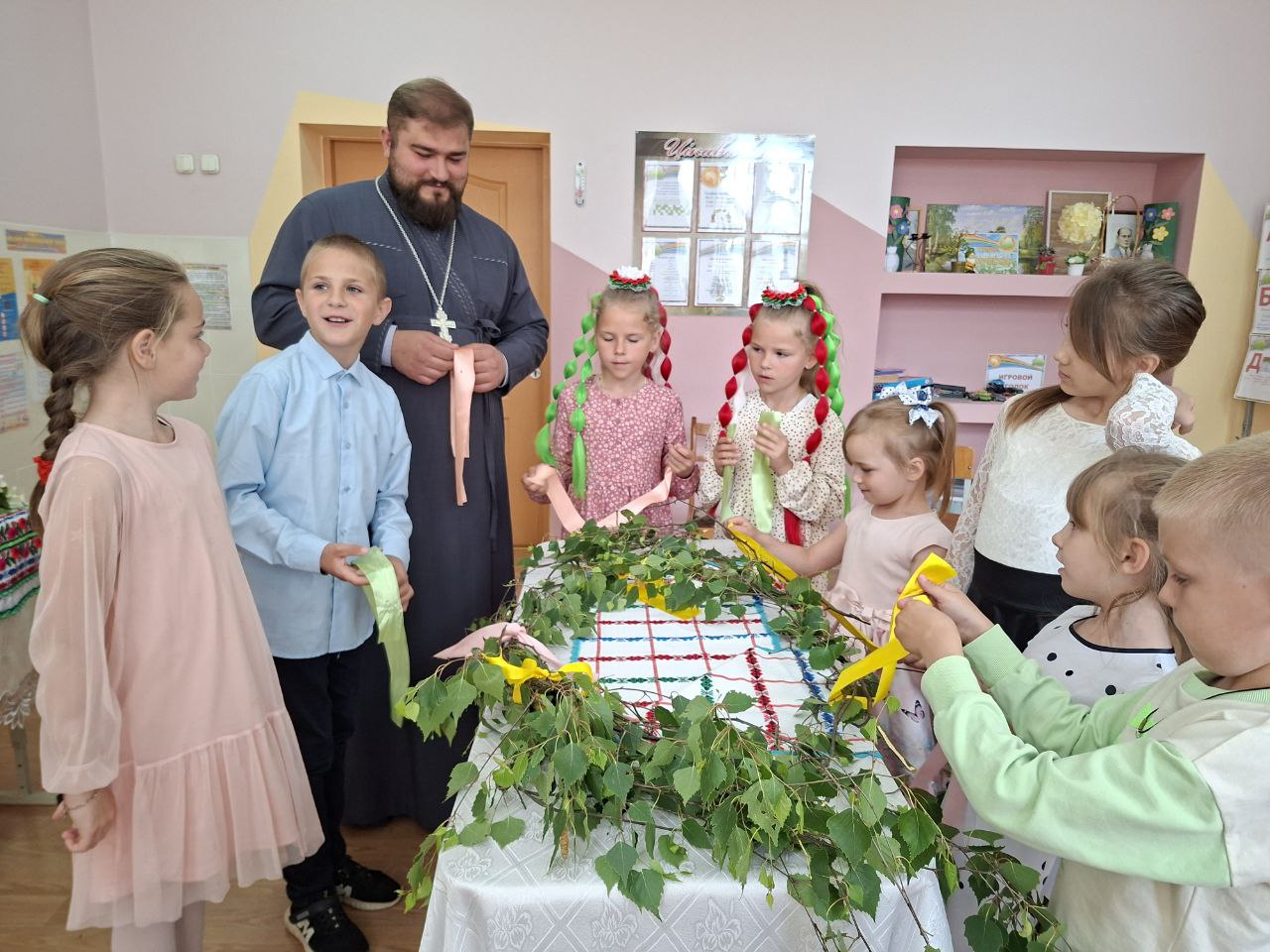 В Конюховской средней школе провели праздник «Берёзка расцвела, Троица пришла»