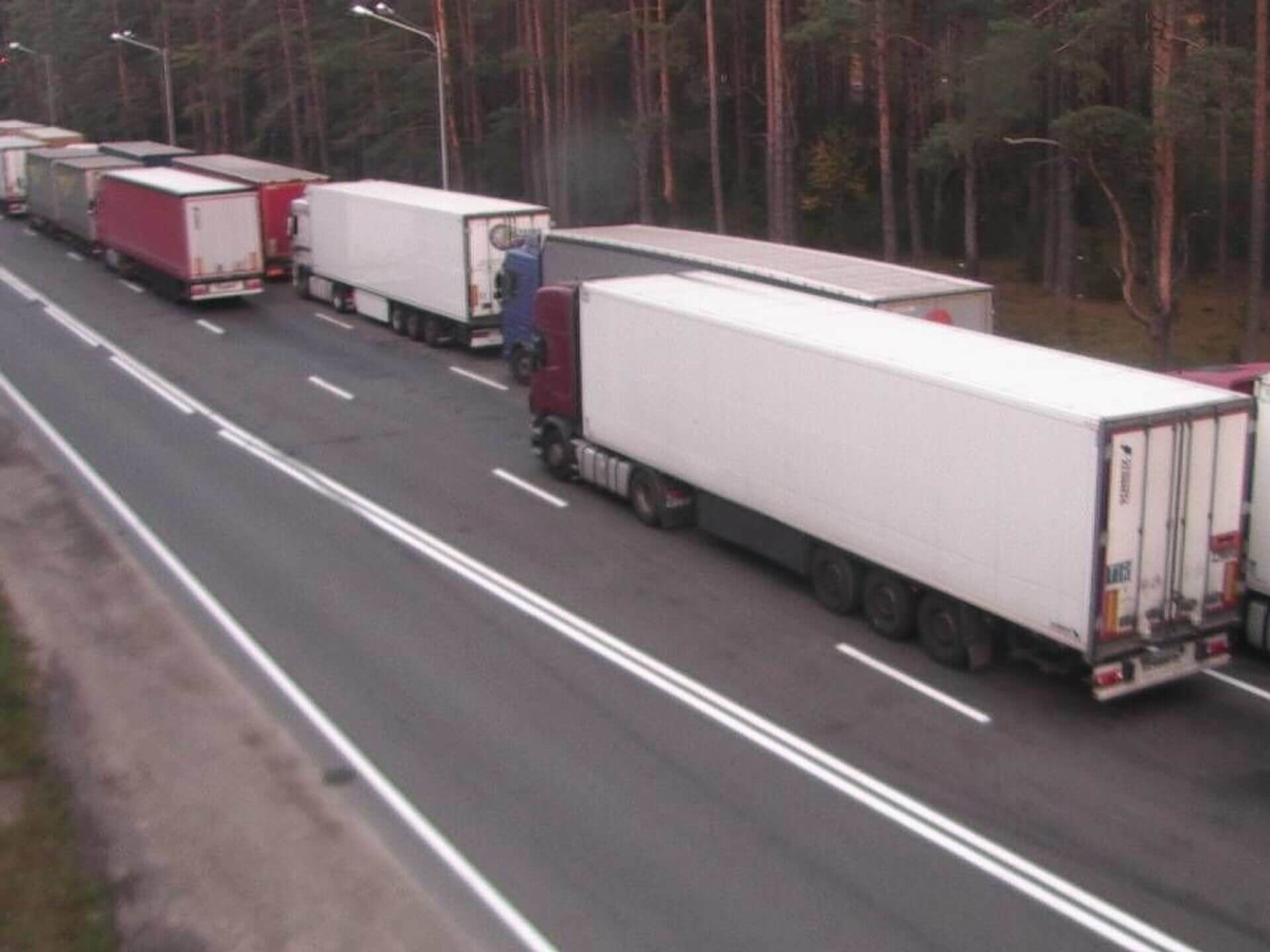 Перед выходными свыше 4 400 транспортных средств ожидают въезда в ЕС