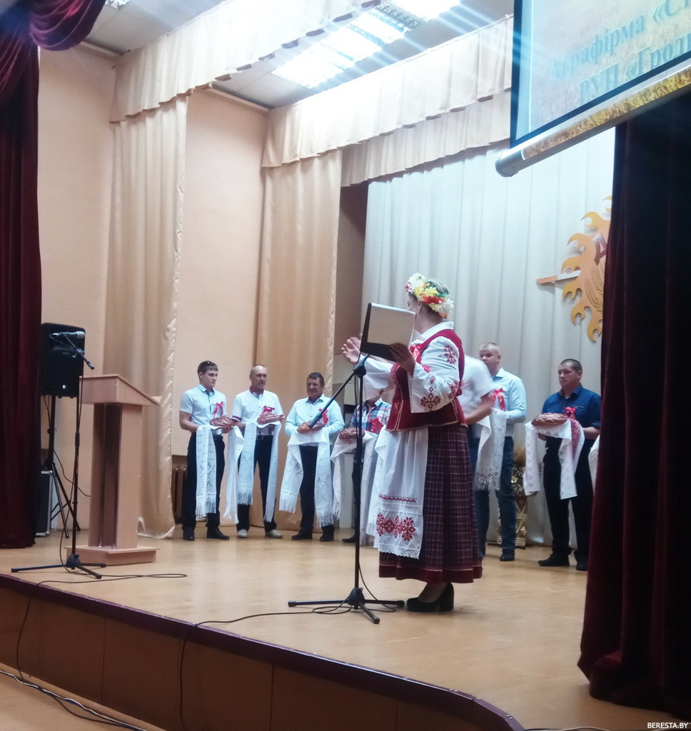 В агрогородке Старый Дворец состоялся традиционный праздник хлеборобов