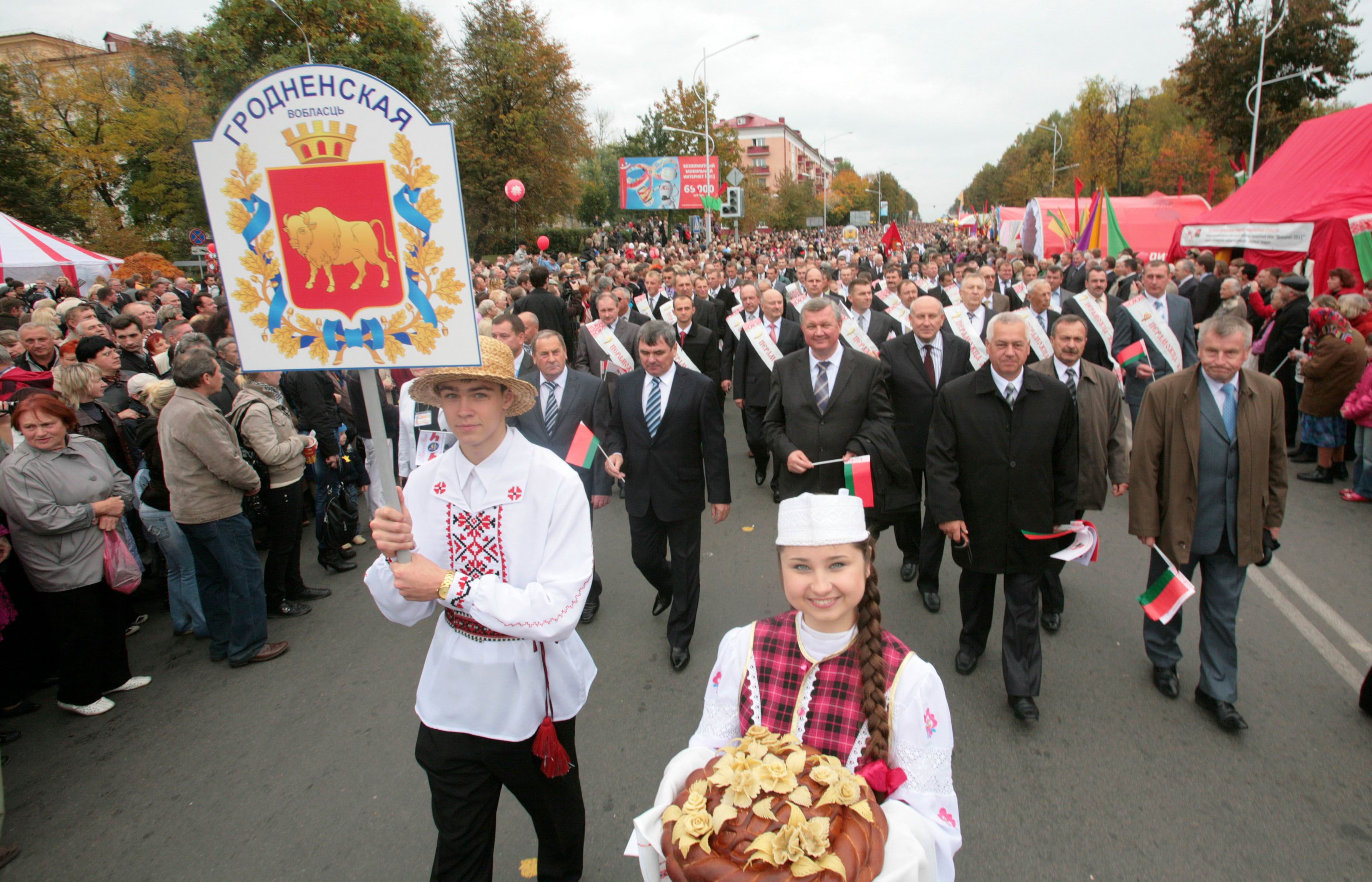 На  рэспубліканскім фестывалі-кірмашы працаўнікоў вёскі “Дажынкі-2011”  пабывала і дэлегацыя з Бераставіцкага раёна