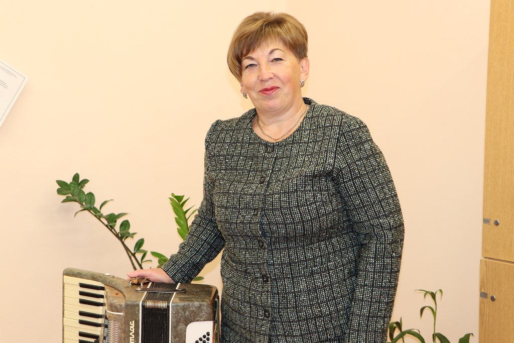 Помогает талантам раскрыться. Берестовичанка Марина Высоцкая занесена на районную Доску почета