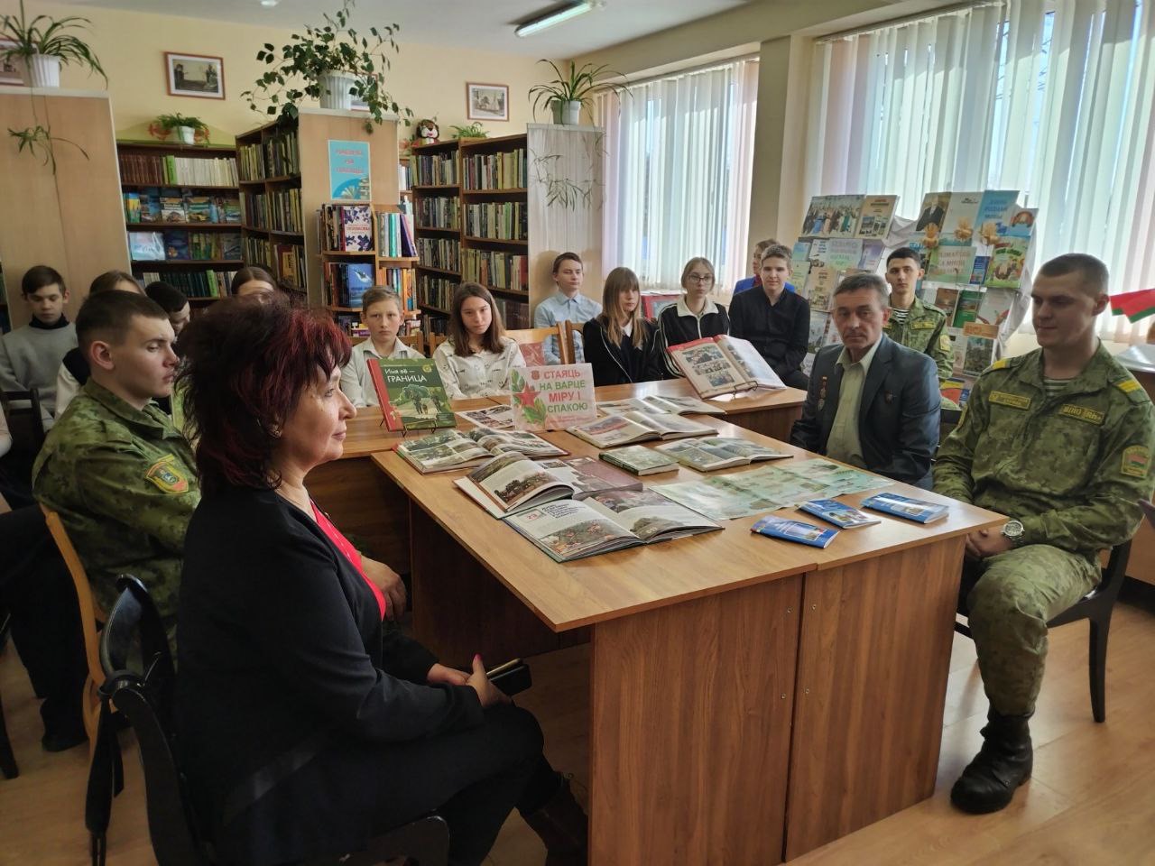Да Дня абаронцаў Айчыны ў філіяле "Малабераставіцкая інтэграваная сельская бібліятэка" прайшла хвіліна гонару і славы "Стаяць на варце міру і спакою"