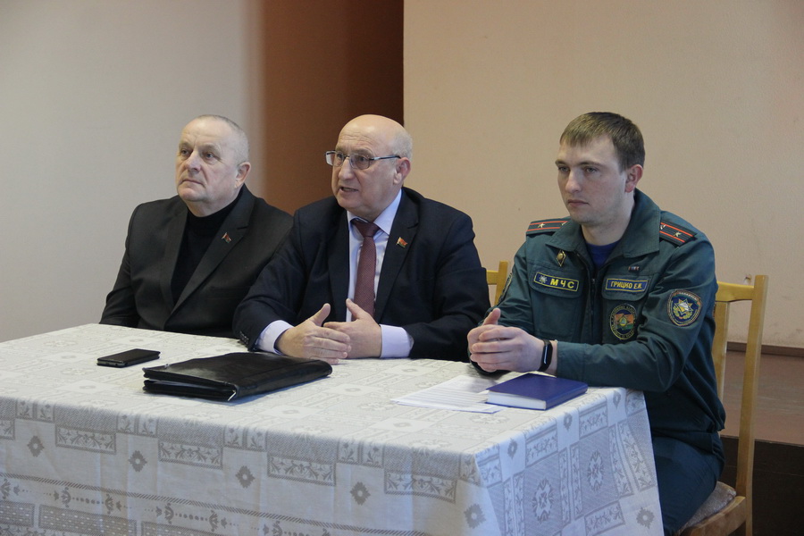 Председатель Берестовицкого районного Совета депутатов Михаил Писарик обсудил проект изменений и дополнений Конституции с трудовым коллективом РУСП «Массоляны»