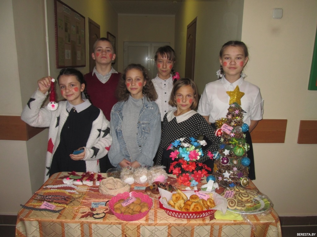Выставка-ярмарка «Новогоднее настроение» прошла в Стародворейком яслях-саду-базовой школе