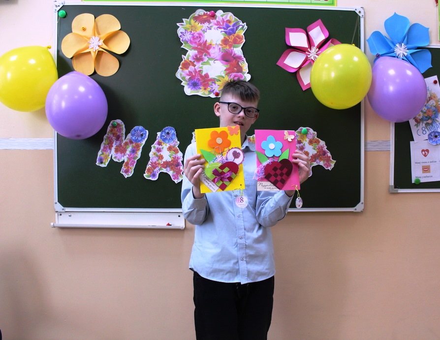 "Подарок для любимой мамочки". Для  учащихся ЦКРОиР провели территорию творчества