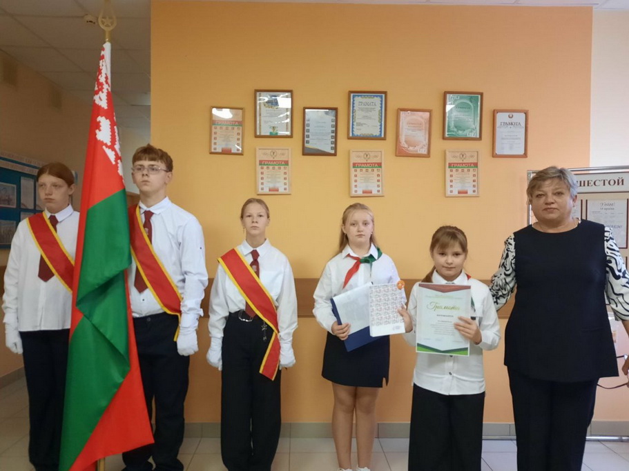 В Конюховской средней школе состоялась торжественная линейка, посвящённая Дню рождения Белорусской республиканской пионерской организации
