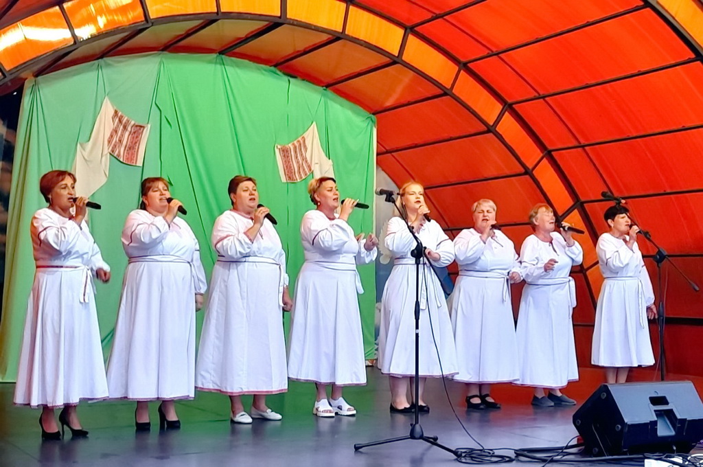 На сцэне амфітэатра ў Вялікай  Бераставіцы выступілі “Стокроткі”