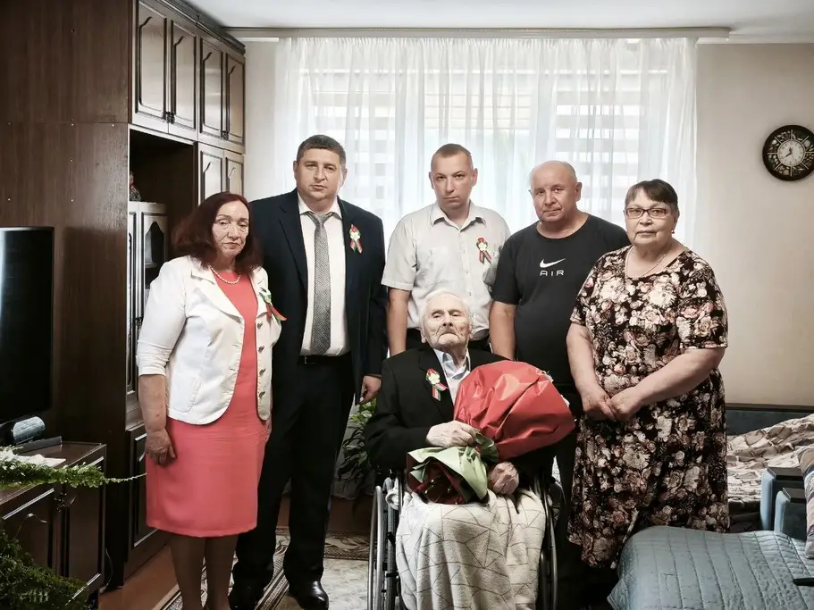 Ветерана Великой Отечественной войны Михаила Тихонова поздравили с Днем Независимости Республики Беларусь 