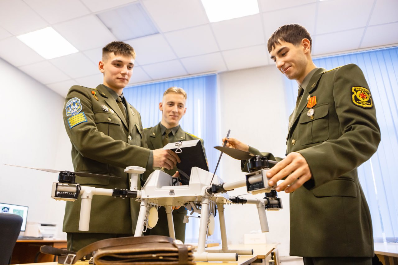 Куда пойти учиться? Юношей и девушек приглашает военный факультет «Белорусской  государственной академии авиации»