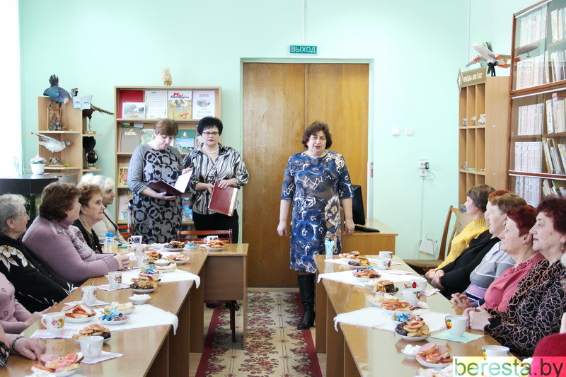 В Берестовицкой райбиблиотеке прошло совместное заседание клуба «Позову друзей» и посетительниц отделения дневного пребывания для граждан пожилого возраста ТЦСОН