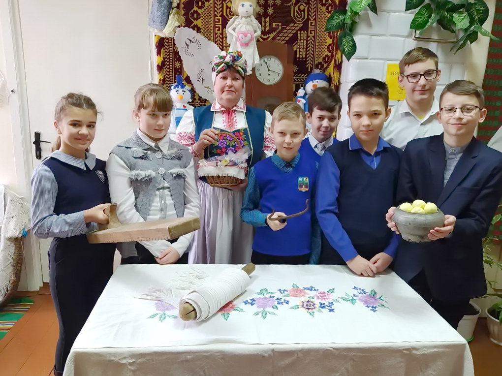 “Вяртанне да вытокаў”. Макараўскія школьнікі пазнаёміліся з экспанатамі этнакутка