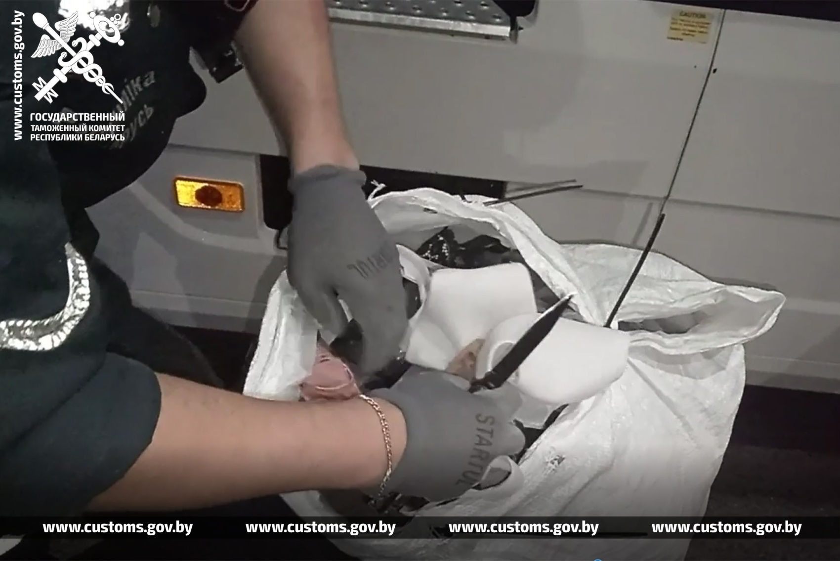 280 единиц одежды "для личного пользования" спрятал белорус, возвращаясь из Литвы