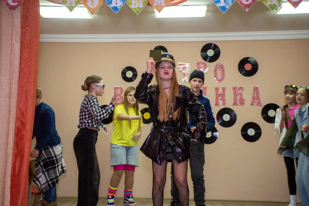 "Новогодняя вечеринка в стиле 90-х" прошла в Большеберестовицкой средней школе