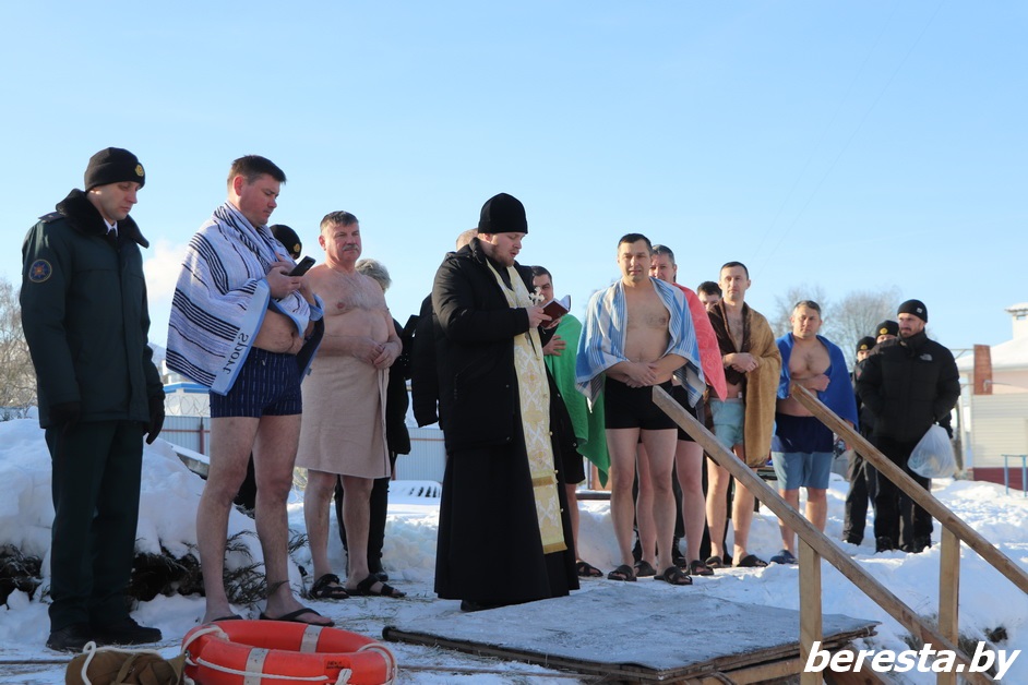 В Большой Берестовице прошло крещенское купание