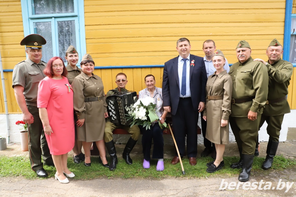 В преддверии Дня Независимости на Берестовитчине поздравили ветерана и бывших узников фашистских концлагерей