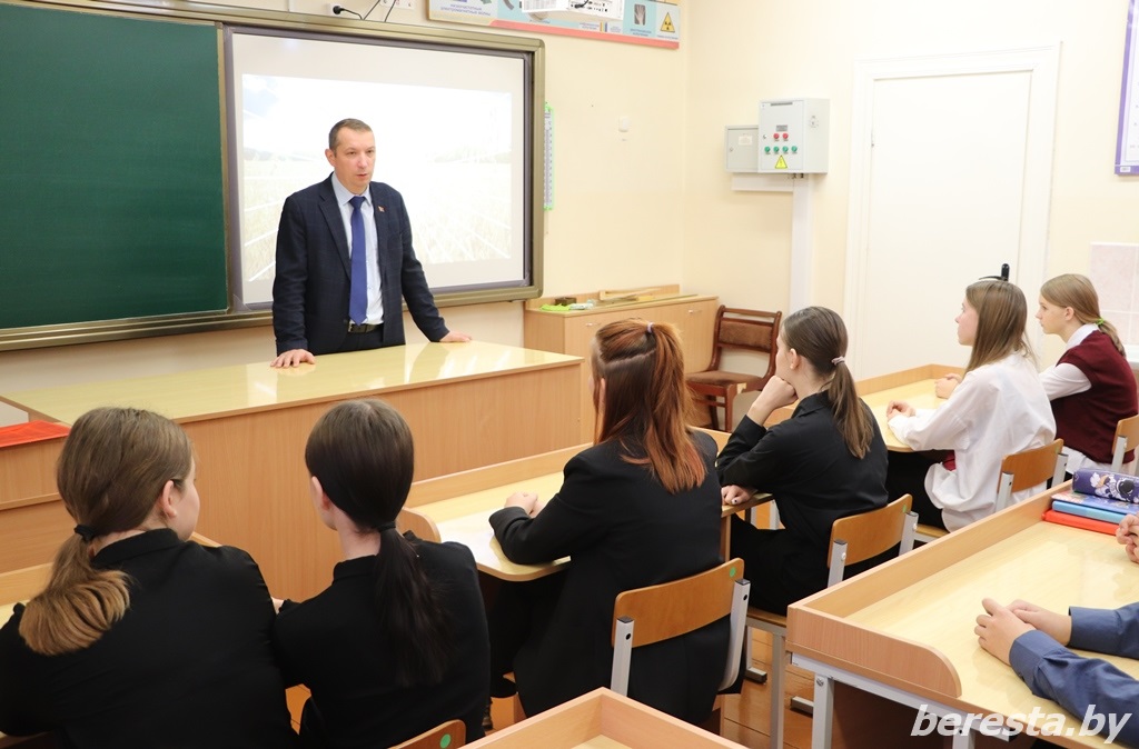 Заместитель председателя Берестовицкого райисполкома Андрей Щука провел встречу в средней школе агрогородка Пограничный