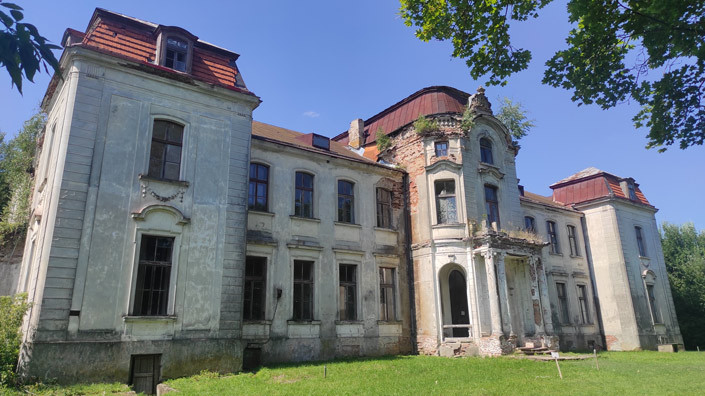 Куда съездить в Гродненской области? Фронтон с аистами, церковь-крепость и дворец