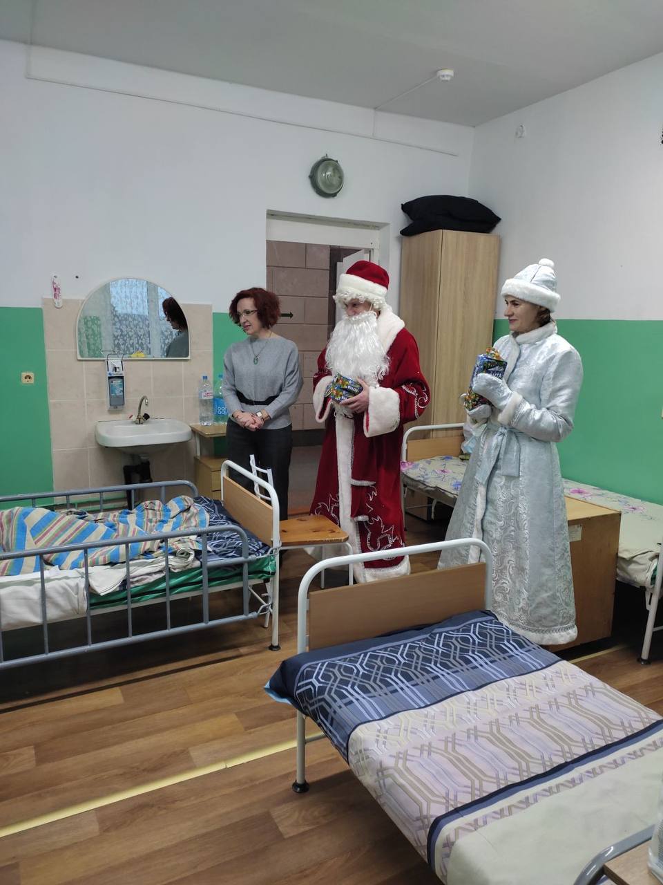 Пациентов Эйсмонтовской больницы поздравили с Новым годом