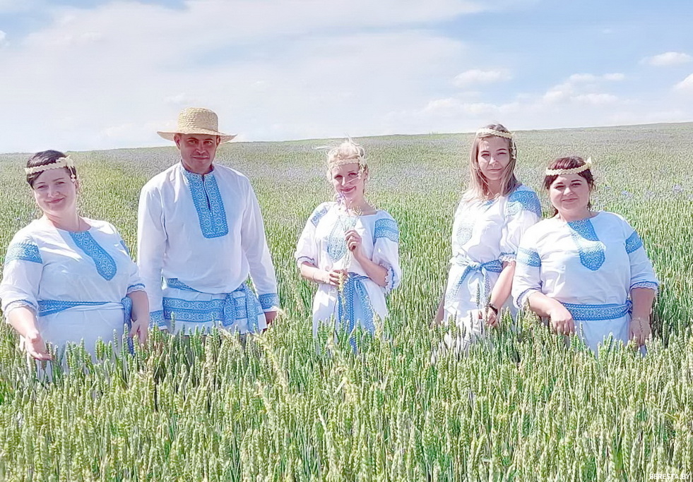 С концертом – в малонаселенные деревни. «Бераставіцкія музыкі» посетили Плюскаловцы и Хмелиско