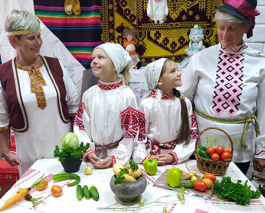 Концерт с доставкой на дом, поздравление именинников и белорусские вечерки. В  филиале по культурно-досуговой деятельности аг. Макаровцы не любят скучать