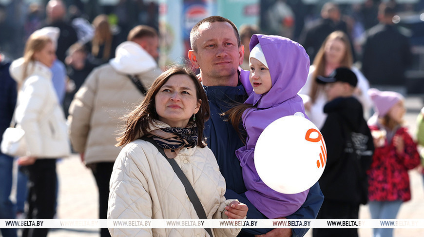 "Это основа, на которой строится будущее страны". Как в Беларуси поддерживают семьи с детьми, рассказали в Минтруда