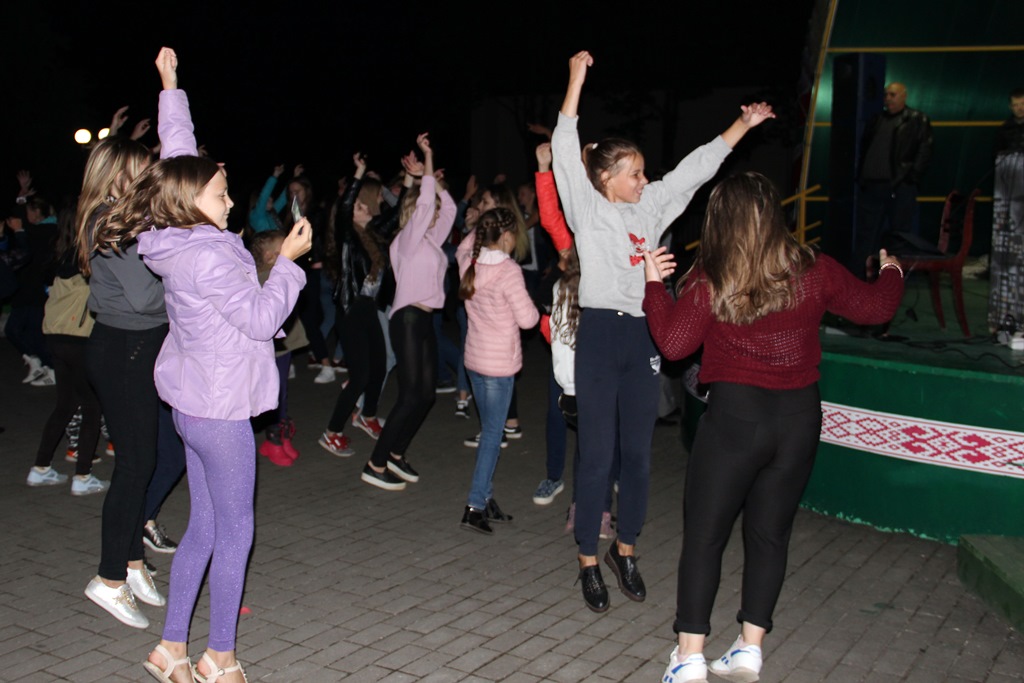“С праздником тебя, Беларусь!”: открытая дискотека прошла в Большой Берестовице