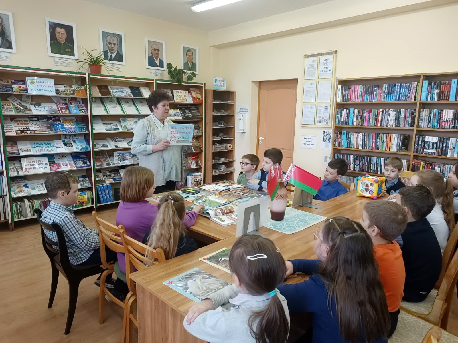 Год якасці. Юныя чытачы Малабераставіцкай бібліятэкі частаваліся брэндавымі цукеркамі і знаёміліся з дасягненнямі роднай краіны