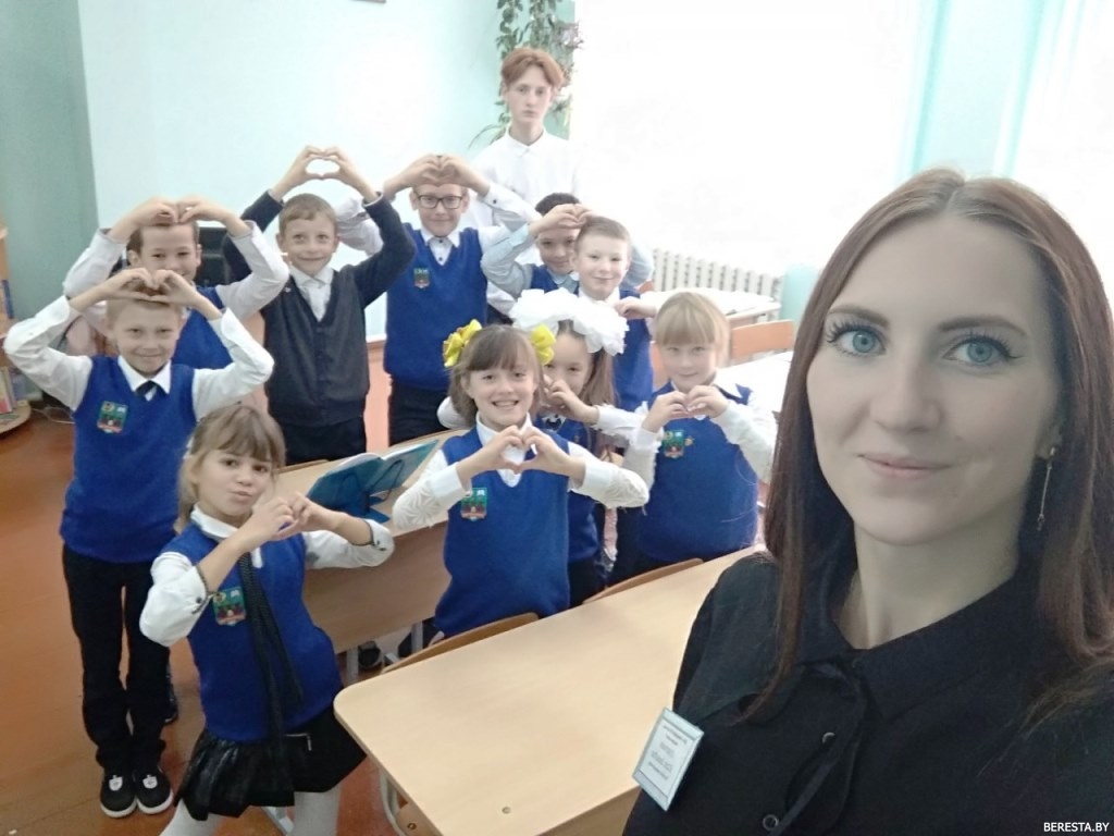 Вучні Макараўскага ясляў-сада-сярэдняй школы павіншавалі сваіх настаўнікаў