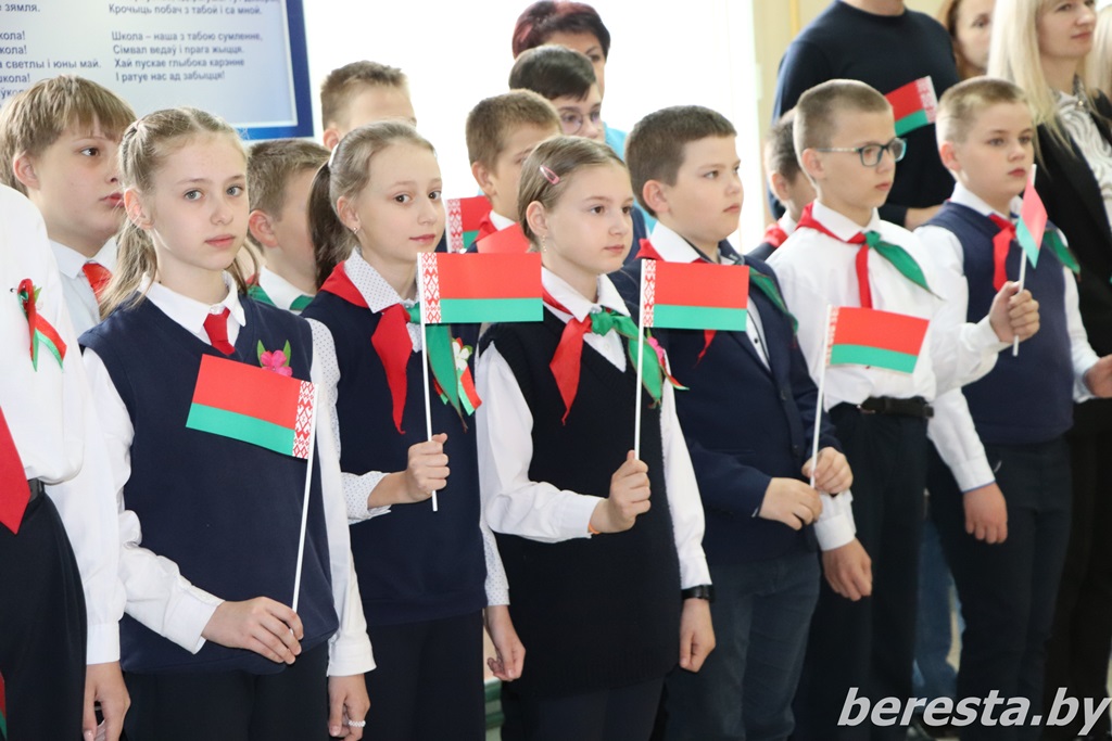 С уважением к государственным символам. В Олекшицкой средней школе состоялась торжественная линейка