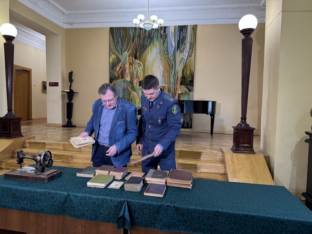 16 старинных книг и швейная машинка, которым более 100 лет, переданы Гродненскому государственному историко-археологическому музею