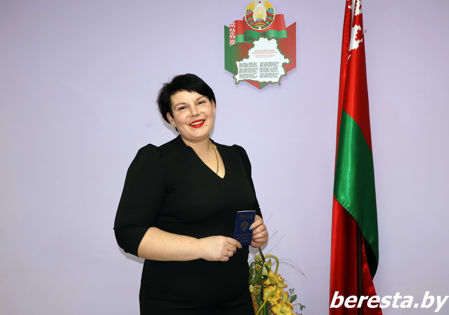 «Нет ничего дороже, чем счастливая мирная жизнь». В агрогородке Кваторы проголосовала украинка с белорусским паспортом