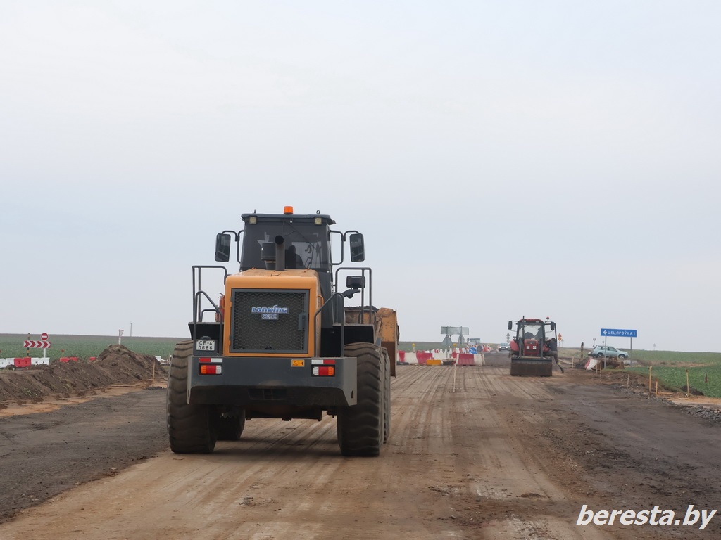В Берестовицком районе продолжаются работы по благоустройству дорог