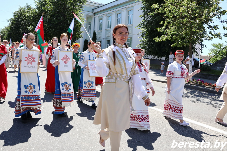 Беларусь созидательная. В Большой Берестовице состоялось торжественное шествие в честь Дня Независимости