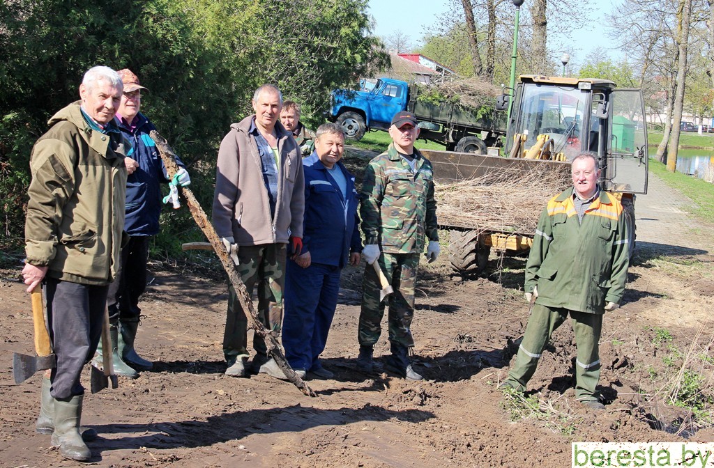 В парке и на территории вдоль озера в Большой Берестовице трудились работники отделов райисполкома