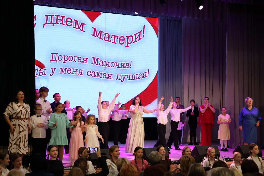 <strong>Свет материнской любви. Праздничный концерт, посвященный Дню матери, прошел в Берестовице</strong>