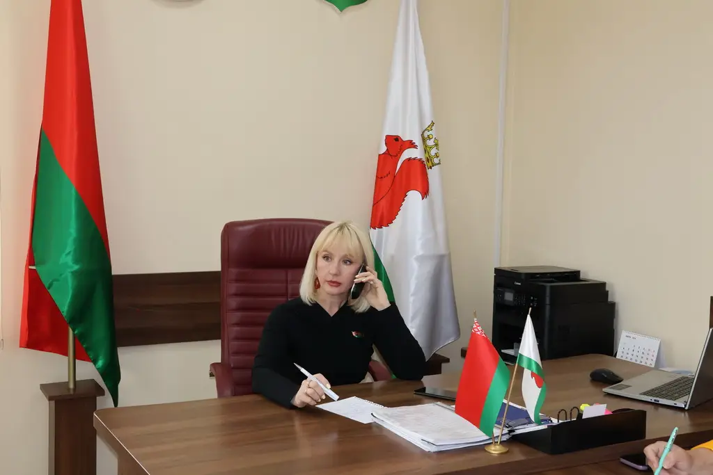 Член Совета Республики Елена Стальбовская провела личный прием граждан и прямую телефонную линию в Большой Берестовице