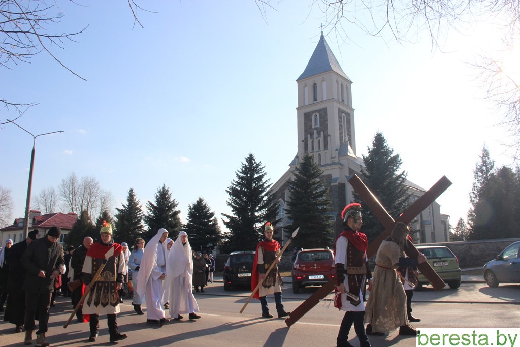 Інсцэніраваны Крыжовы шлях адбыўся ў Вялікай Бераставіцы ў Вербную нядзелю
