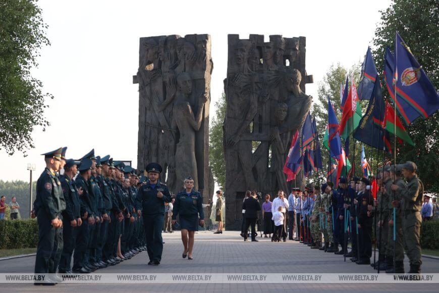 Траурный митинг и молитва состоялись у монумента "Врата памяти" в Тростенце