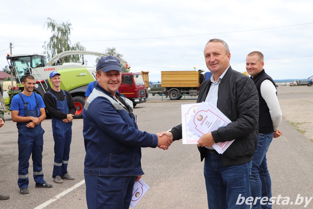 На Берестовитчине наградили лидеров жатвы по итогам минувшей недели
