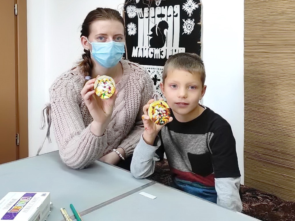 В музее Белки в Большой Берестовице изготавливали подарок маме